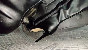 Sarah - Very Difficult Cold Start In Black Boots