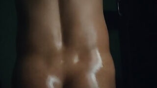 Ung indisk homosexuell hora oljad bubble butt tar barbacka kontor knullar POV