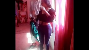 Milf es visitada por el joven que m&aacute_s le gusta le empieza a bailar y menear su rico trasero y le hace garganta profunda a su verga larga