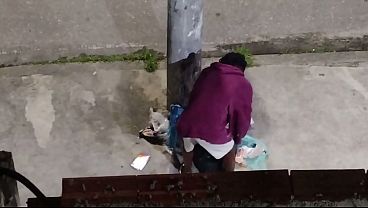 Chamei o mendigo e trepei com ele sem camisinha