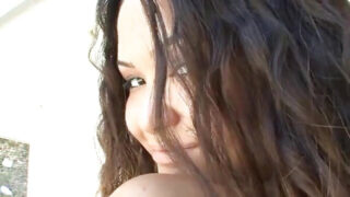 Güzel genç kız, kocaman kalçalarıyla açık havada anal yoldan penisle ilişkiye girerek doruk noktasına ulaşan bir orgazm yaşıyor.