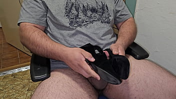Masturbating and cumming into wife&#039_s ballerina flats