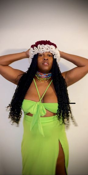 EBONY BBW COUGAR SUCKS HER OWN NIPPLES
