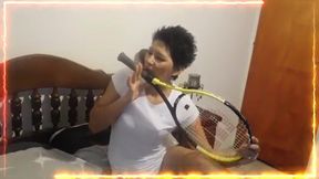 partido de tenis grabado en 2015 termina en parto , le cuesta sacarla ,se mea encima , pero la saca, una hermosa rolliza amarilla