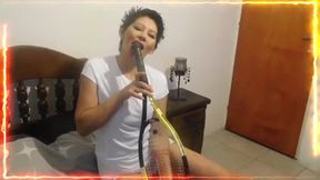partido de tenis grabado en 2015 termina en parto , le cuesta sacarla ,se mea encima , pero la saca, una hermosa rolliza amarilla