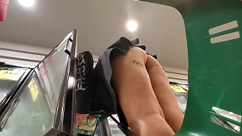 Puse una camara en el carrito del super y grabe una culona sin bragas, el mejor UPSKIRT que veras hoy en HD y no mamadas