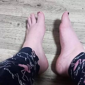 Very cute legs and toes