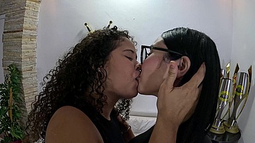 Casal pega novinha de 18 anos e começa a brincadeira com pau e dildo - Julia Costa