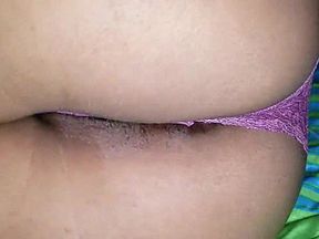 Lamiendo el culo de mi linda y joven madrastra desnuda en cama