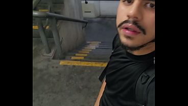 Lavando banheiro p&uacute_blico de mijo