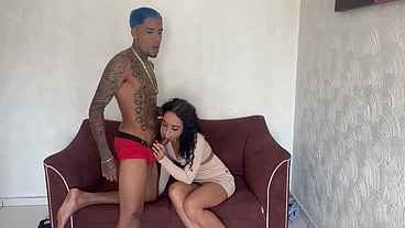 SEXO GOSTOSO COM ESSA MAGRINHA E ELA TIRA A CAMISINHA PARA SENTIR O PAU NA BUCETA E DÁ ATÉ O CUZINHO