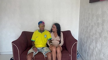 SEXO GOSTOSO COM ESSA MAGRINHA E ELA TIRA A CAMISINHA PARA SENTIR O PAU NA BUCETA E DÁ ATÉ O CUZINHO
