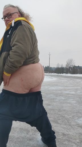 Big ass show In the snow,, strip down,, almost gettin caught