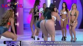 Mulher Melancia dan&ccedil_ando de biquini