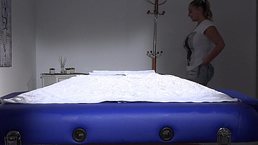 Big natural chubby milf receiving massage with big promises - Krystal Swift