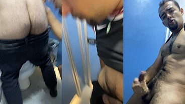 SEXO NO BANHEIRO DO TERMINAL DE ÔNIBUS COM O COBRADOR CASADO.