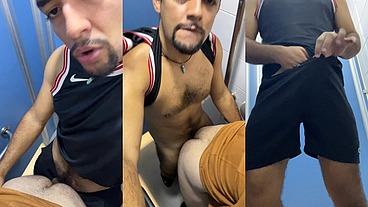 SEXO NO BANHEIRO DO TERMINAL DE ÔNIBUS COM O COBRADOR CASADO.