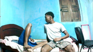 Pelacur gay perawan amatir disetubuhi dari belakang, penis besar