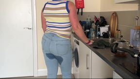 Couldn't hold pee while washing dishes and wetting jeans