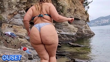 MADRASTRA CON ENORME CULO TIENE SEXO PÚBLICO EN LA PLAYA