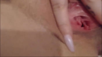 Green eyed fetish queen Ellie fucks het pussy closeup