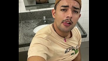 COM MACHO CASADO NO BANHEIRO PUBLICO