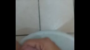 Sozinho no banheiro