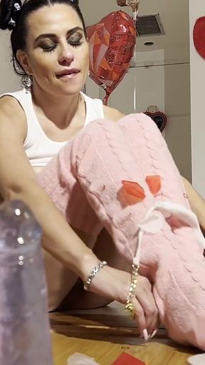 Sweetie Latina Playing with Dildo