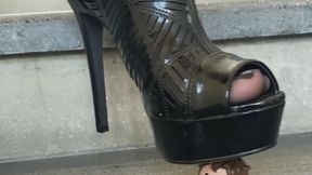 He lost his head under giantess' heels - quite literally!