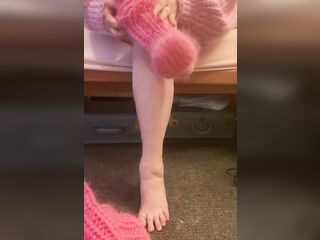 Sweater Femdom-goddess Tries on Sweater and Tall Socks