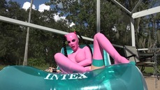 Rubberpussy Doubledildo fucking at the Pool