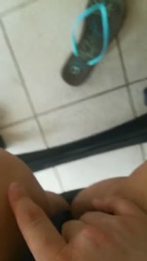 QUICK SQUIRT PEE OUTSIDE BALCONY AMATEUR HAIRY PUSSY CHUBBY ITALIAN FEET