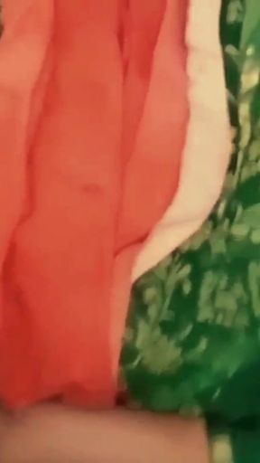 Devar aur bhabhi ki uncut hindi sex video, devar ne apni bhabhi ko farsh par litakar khood pela   Clip 2