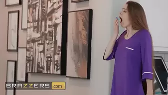 Hot - Xwife Karen verführt Mazee auf der Couch und nimmt seine Ladung auf, kurz bevor sein Mädchen aufwacht
