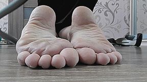 VACUUMING THE HANDS AND WRINKLED FEET OF AN ELEGANT BLONDE!MP4