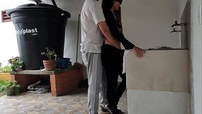 Me folle a mi vecina mientras lavaba