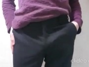 Jovencito caliente se pajea en un baño público  CUMSHOT