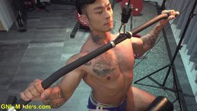 Pro Muscle Builder training at the gym, exposes his big toned and ripped physique!