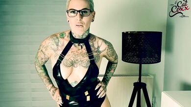 Sauf die Pisse von deiner Latex Schlampe !!