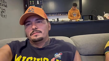 A mis visitas les doy la mejor atenci&oacute_n, les invito chelas, agua, chupada de verga y tambi&eacute_n les meto mi palanca de cambios por el culo