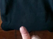 Ragazzo fa sega e sborra troppo