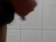 Me la jalo en un baño público