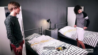 Paul Delay sedang disetubuhi secara anal,