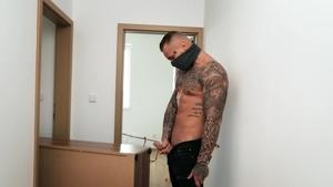 BROMO.com - Athletic Luke likes rough nailing