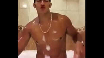 Gostoso sensualizando na banheira