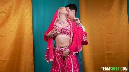 Una Latina Hind Aprende El Mtodo Incasutra