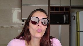 dona de casa linda e safada de shortinho curto provocando com banana na cozinha.