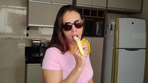 dona de casa linda e safada de shortinho curto provocando com banana na cozinha.