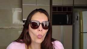 dona de casa linda e safada de shortinho curto provocando com banana na cozinha.