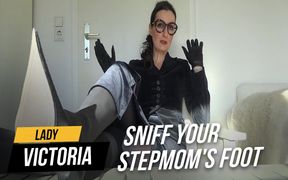 Sniff your stepmom's foot pussies and cum play